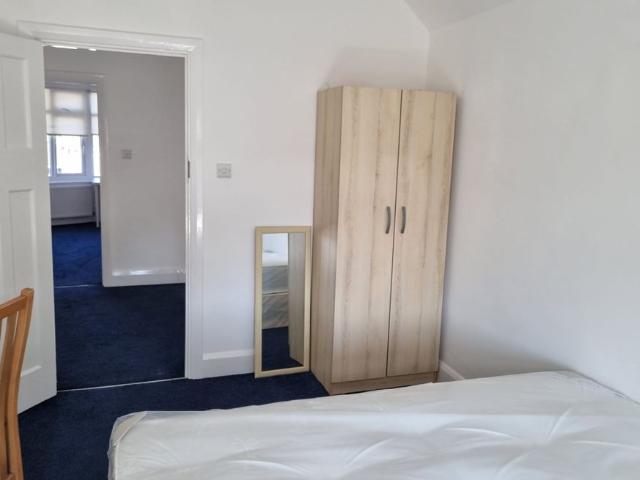 Beautiful room available in NW4