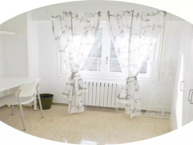 Beautiful room in shared apartment in Arrabal, Zaragoza