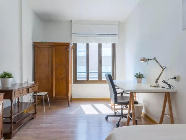 Beautiful rooms in 3 bedroom apartment to rent in Moncloa, Madrid
