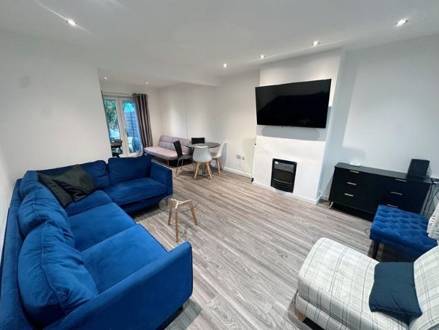 Beautiful refurbished 1 Bedroom House with Garden
