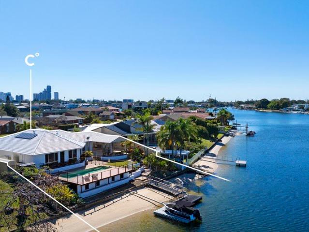 Beautiful Waterfront Living on 1,024m2 Allotment