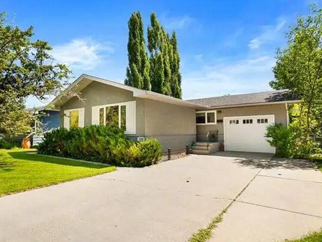 Beautiful well kept private home! Great Location!