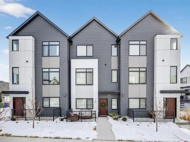 Beautiful Townhome in Currie Barracks — 4 Bedrooms Townhouse