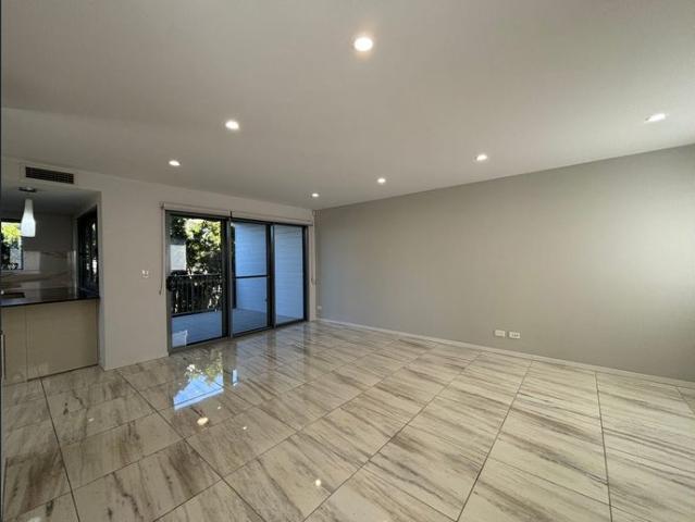BEAUTIFUL TOWNHOUSE CLOSE TO WESTFIELD CARINDALE