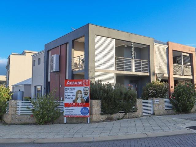 Beautiful Townhouse in Convenient Location to all Amenities!