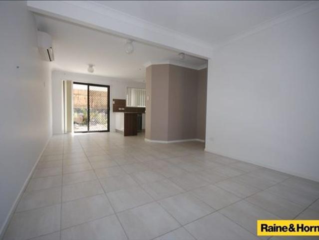 Beautiful Townhouse in Quiet Complex