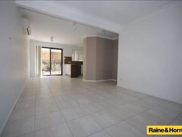 Beautiful Townhouse in Quiet Complex