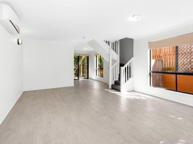 Beautiful Townhouse in Quiet Complex