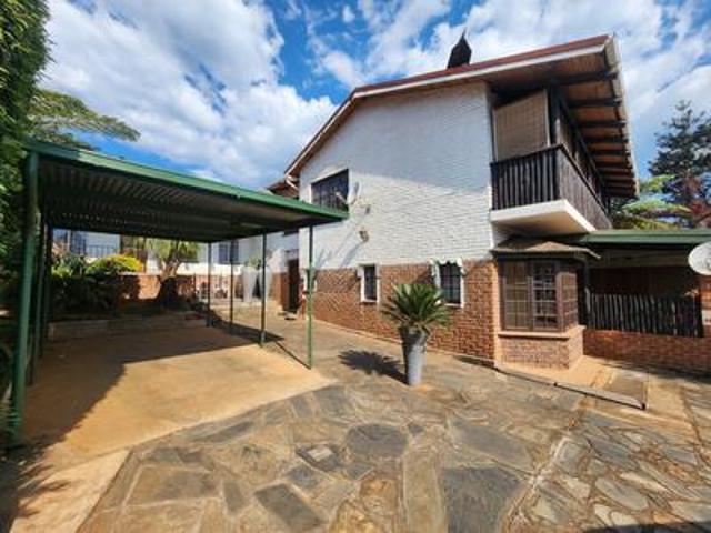 beautiful townhouse in secure comple.