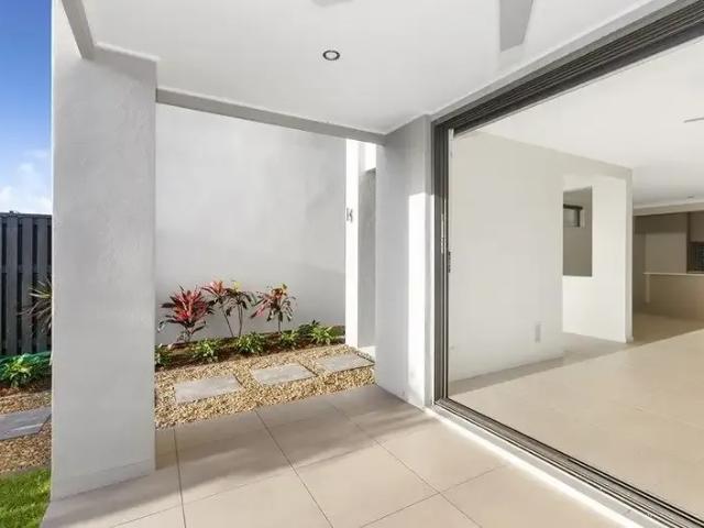 Beautiful Townhouse Located in the heart of Birtinya