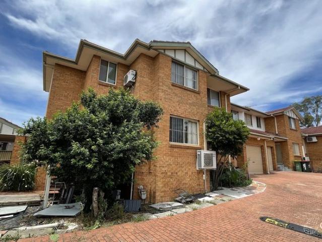 Beautiful townhouse ready to move out. Close to school, Villawood Train Station and Villawood local shops