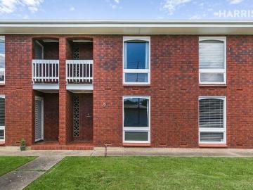 Beautiful Townhouse Set in a Quiet Group of Three