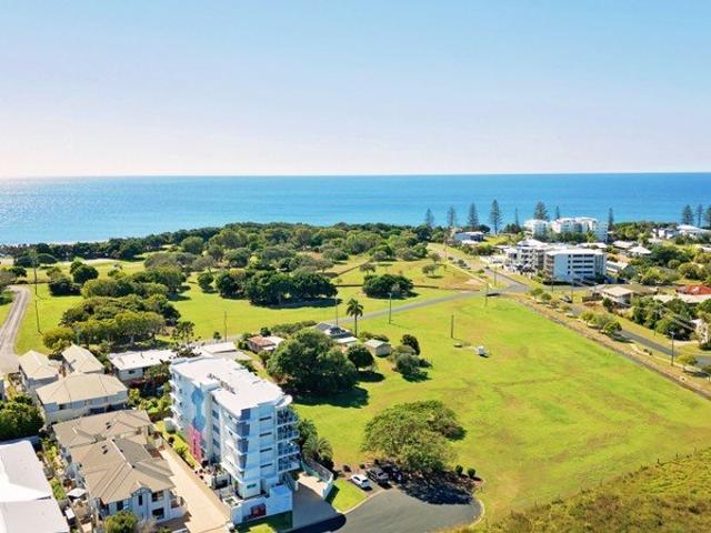 BEAUTIFUL TOP FLOOR APARTMENT IN THE HEART OF BARGARA!