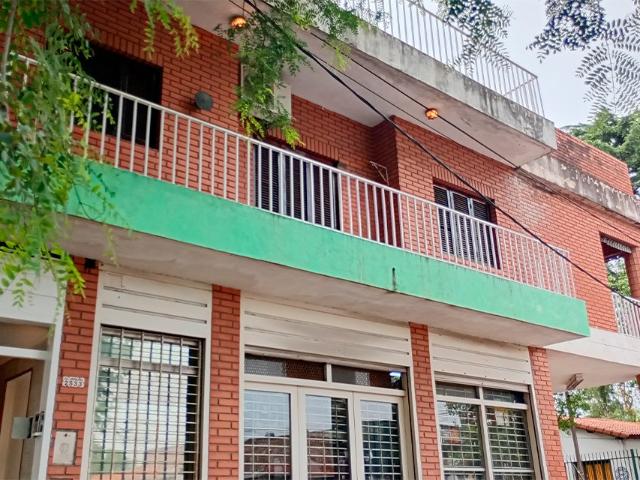 BEAUTIFUL TOP FLOOR 3 BEDROOM SUPER SPACIOUS HOUSE ON AV. URIBURU