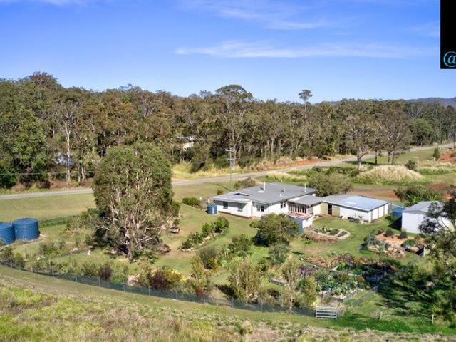 Beautiful 'The Original Ravenshoe Mill Manager's home and Permaculture Delight