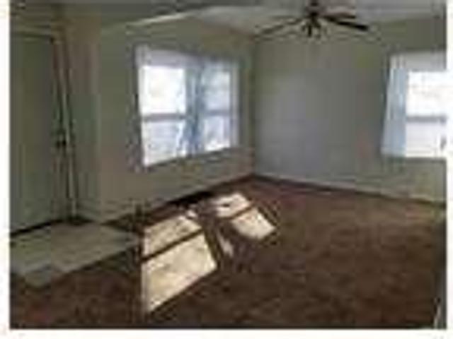 Beautiful three bedroom home in Steger. Parking Available!
