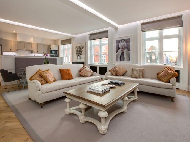 Beautiful three bedroom lateral Mayfair apartment near Hyde Park