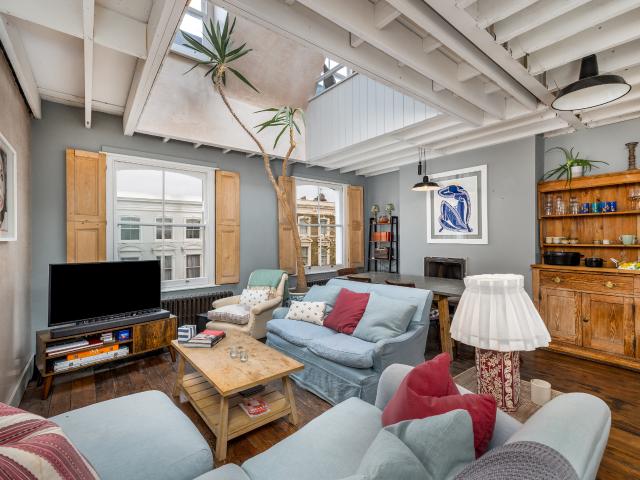 Beautiful Three Bedroom Notting Hill Apartment with Terrace