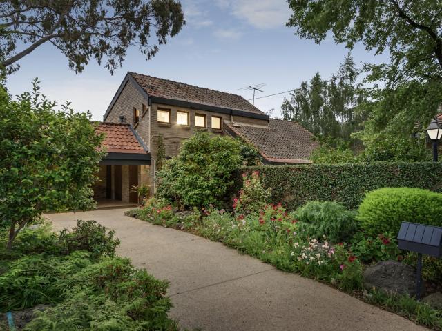 Beautiful Three Bedroom Residence in Balwyn’s Exclusive Golden Mile