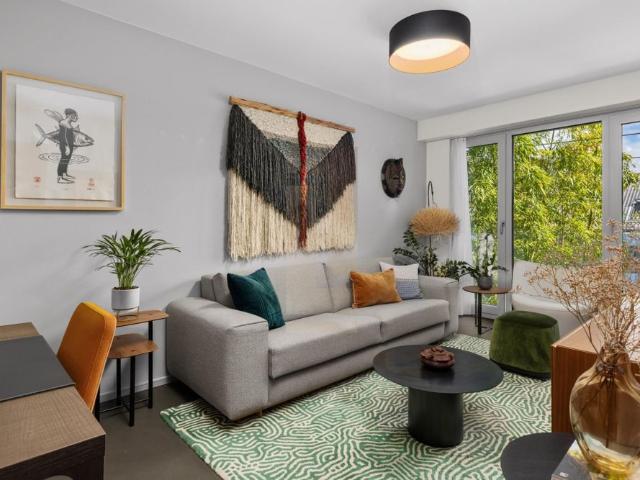Beautiful turnkey apartment just steps from the lake