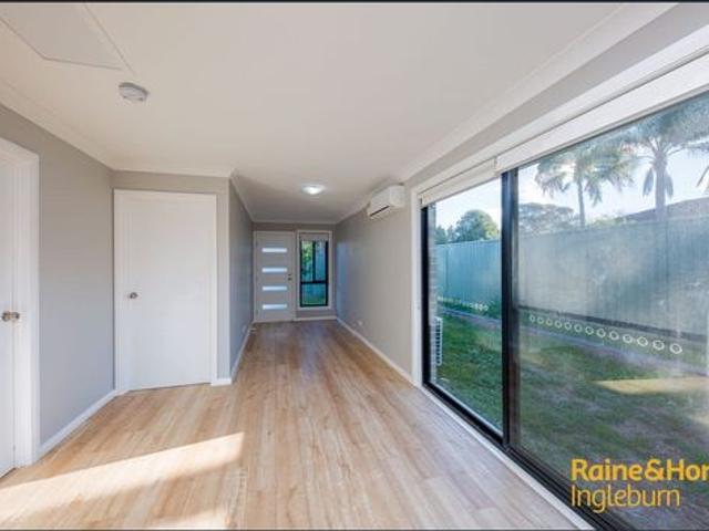 Beautiful Two Bedroom Granny Flat in a Minto for Lease! Water included!