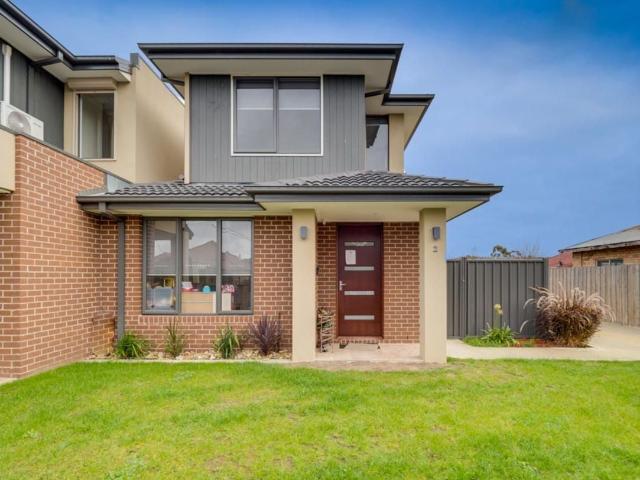 Beautiful Two Bedroom Townhouse in Convenient Location