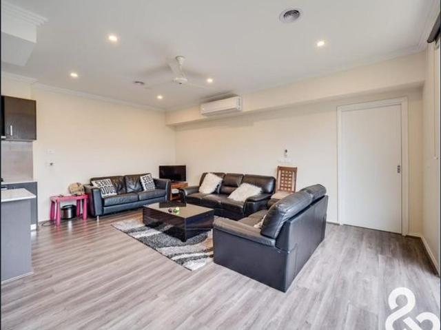Beautiful Two Bedroom Townhouse in Convenient Location