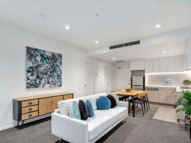 BEAUTIFUL UNFURNISHED 2 BEDROOMS PROPERTY IN THE HEART OF THE CITY