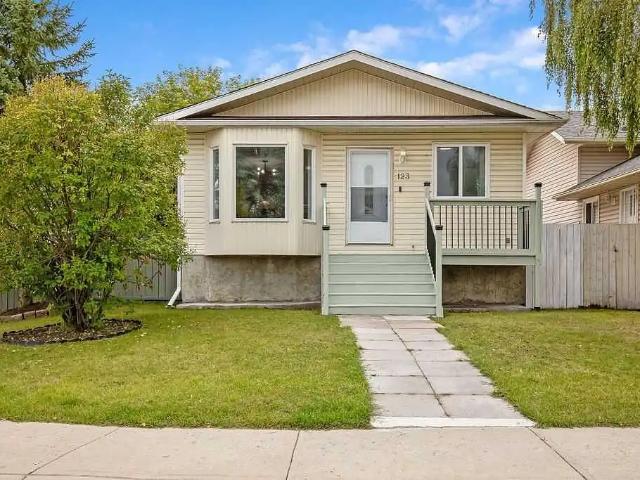 Beautiful & Updated 3 Bed Bungalow in Shawnessy | Walk to C Train & Shopping!