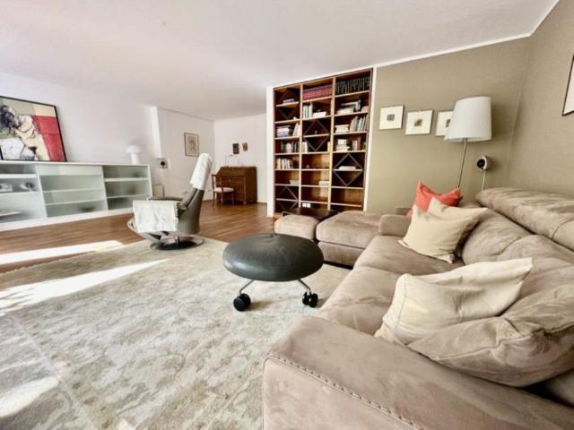 Beautiful, very well maintained apartment in Schwabing, Munchen Amsterdam Apartments for Rent