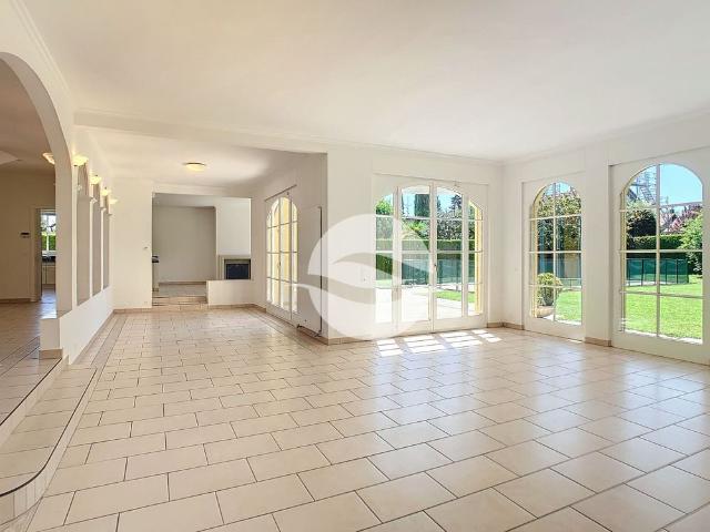 Beautiful villa with heated pool and fenced in garden