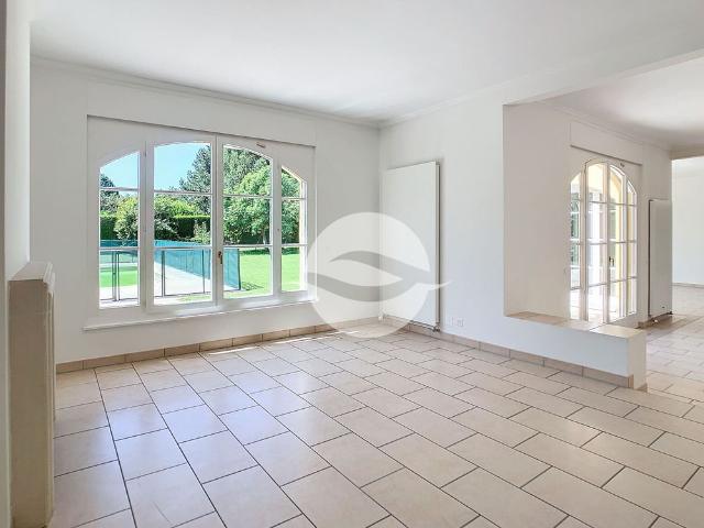 Beautiful villa with heated pool and fenced in garden