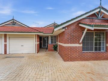 Beautiful Villa with Large Courtyard Great Living Spaces Close to Schools & Shops!