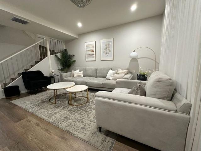 Beautifully 4 Bedroom Townhouse in Schofields, minutes drive to Tallawong and Schofields Station