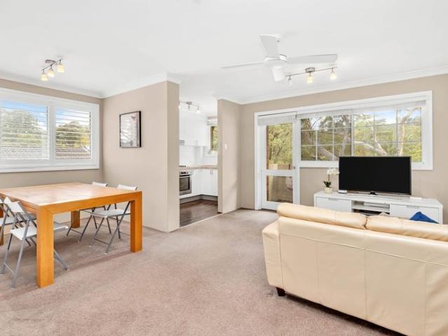 Beautifully unit and a pool for summer!