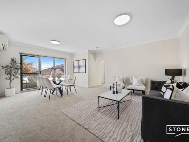 Beautifully Updated Apartment in Highly Connected Location