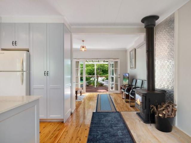 Beautifully Updated Cottage with Bushland Outlooks