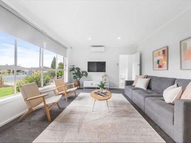 Beautifully Updated Home in a Convenient Wendouree Location