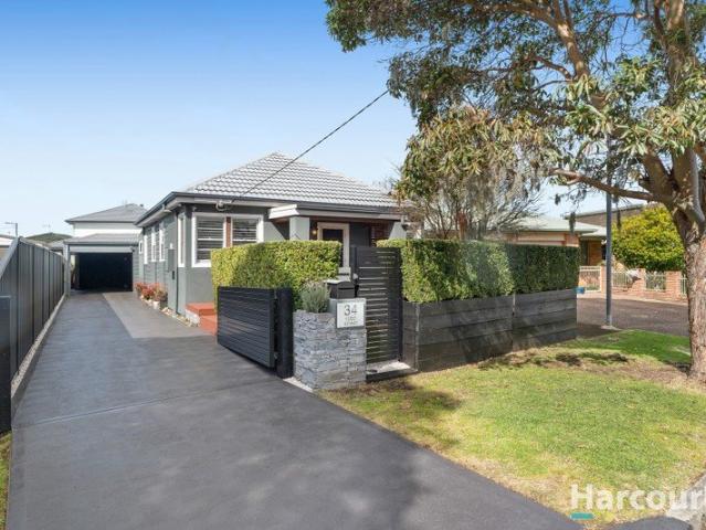 Beautifully updated indoor/outdoor entertainer, 250m to lake's edge