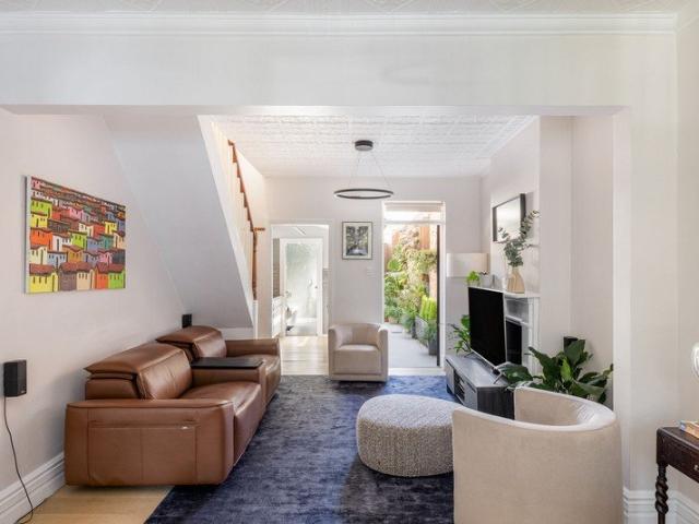 Beautifully updated terrace / immaculate courtyard garden