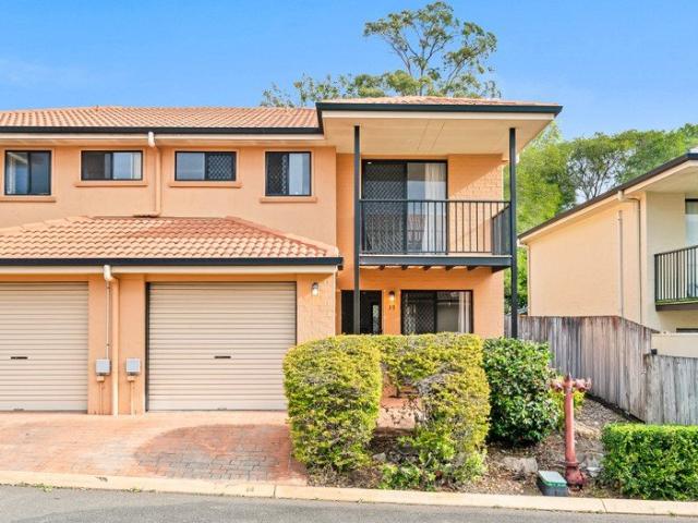 Beautifully Updated Townhouse in a Peaceful Position