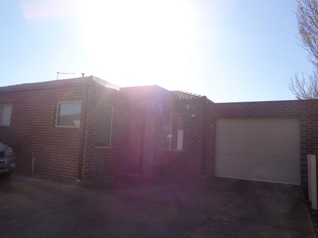 Beautifully Updated 2 Bedroom Unit in Prime Albanvale Location