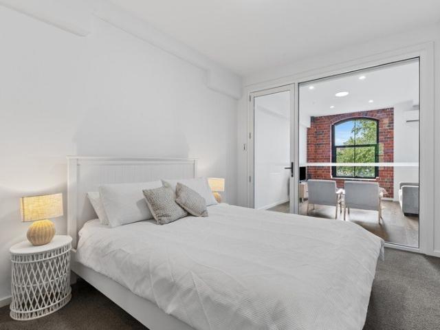 BEAUTIFULLY APPOINTED CENTRAL 1 BEDROOM STUDIO FULLY FURNISHED