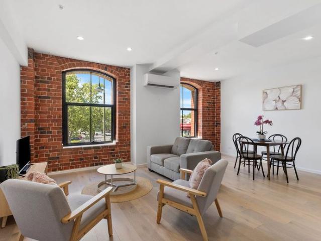 BEAUTIFULLY APPOINTED CENTRAL 1 BEDROOM STUDIO FULLY FURNISHED