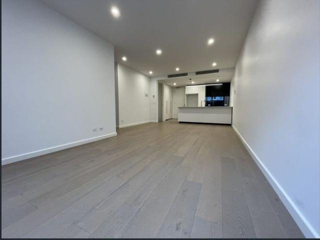 BEAUTIFULLY APPOINTED APARTMENT WITH PRIVATE COURTYARD!