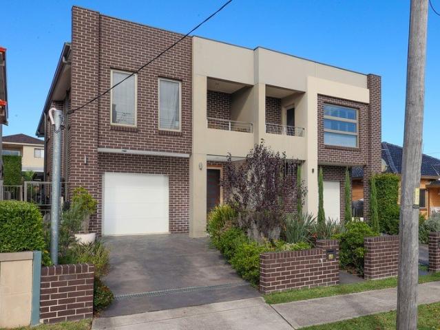 Beautifully appointed modern duplex presents as new