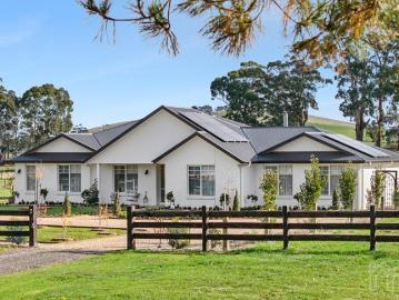 Beautifully Curated Country Garden Estate in Peaceful Glenlyon