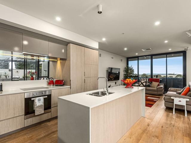 beautifully designed 2 bed, 2 bath & 2 cars close to highpoint