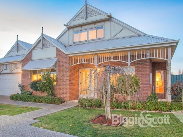 Beautifully Designed 2 Storey Finchley Home on Lake Gardens Boulevard
