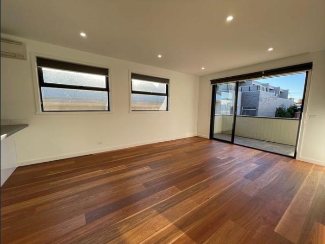 Beautifully Designed Townhouse in Great Location